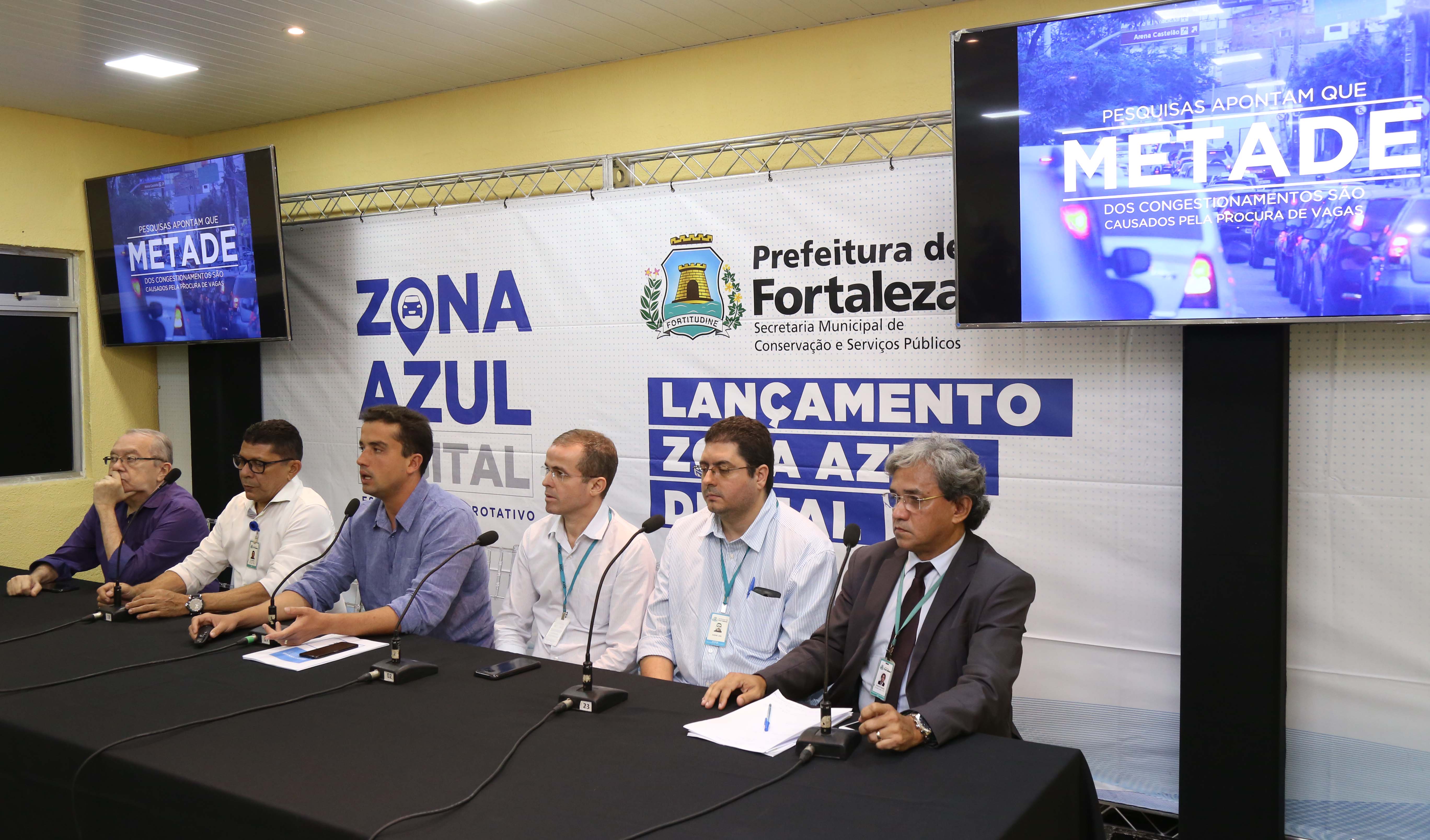 várias pessoas num auditório